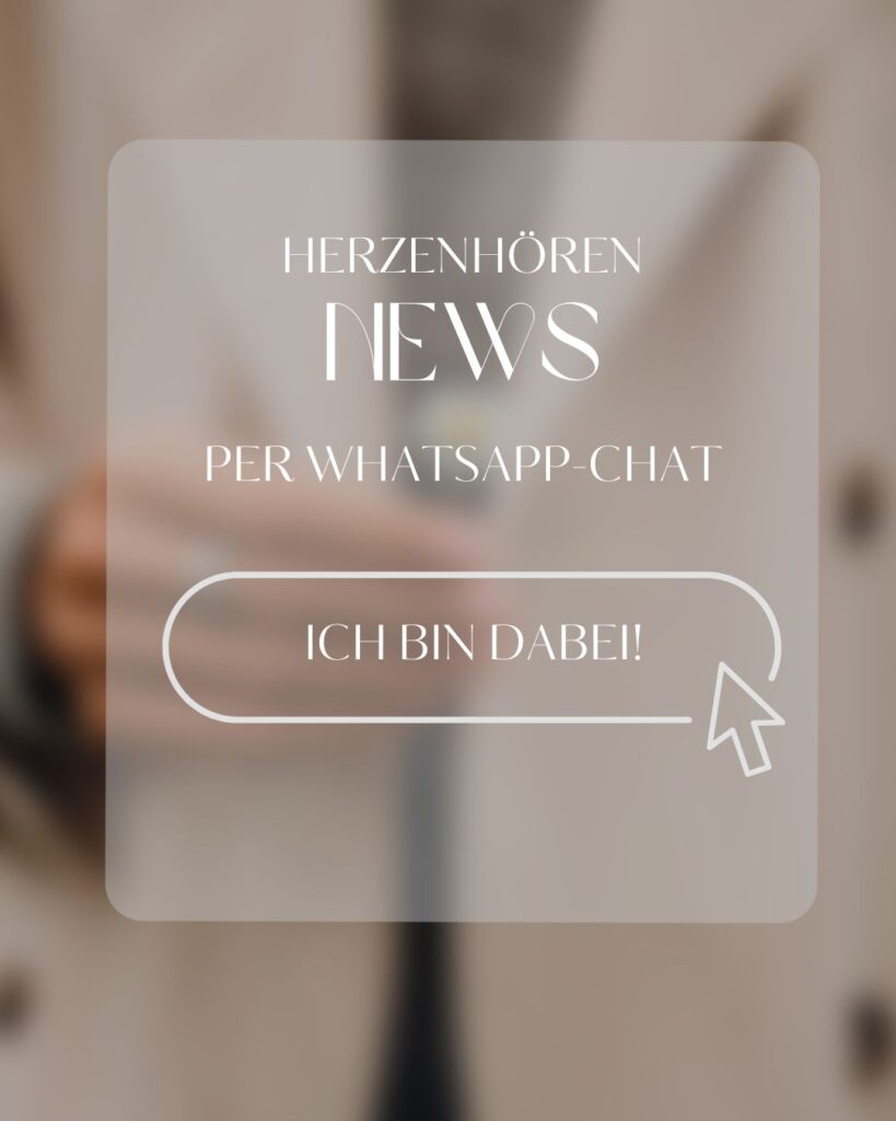 Im Hintergrund ist der Körper einer Person zu sehen und davor ist ein durchscheinendes Handy mit der Aufschrift Herzenhören News, ich bin dabei